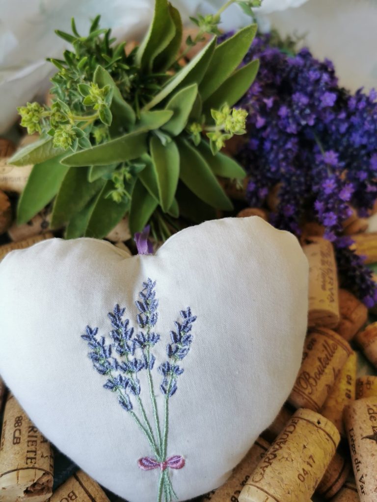 Lavendelherz mit Stickerei