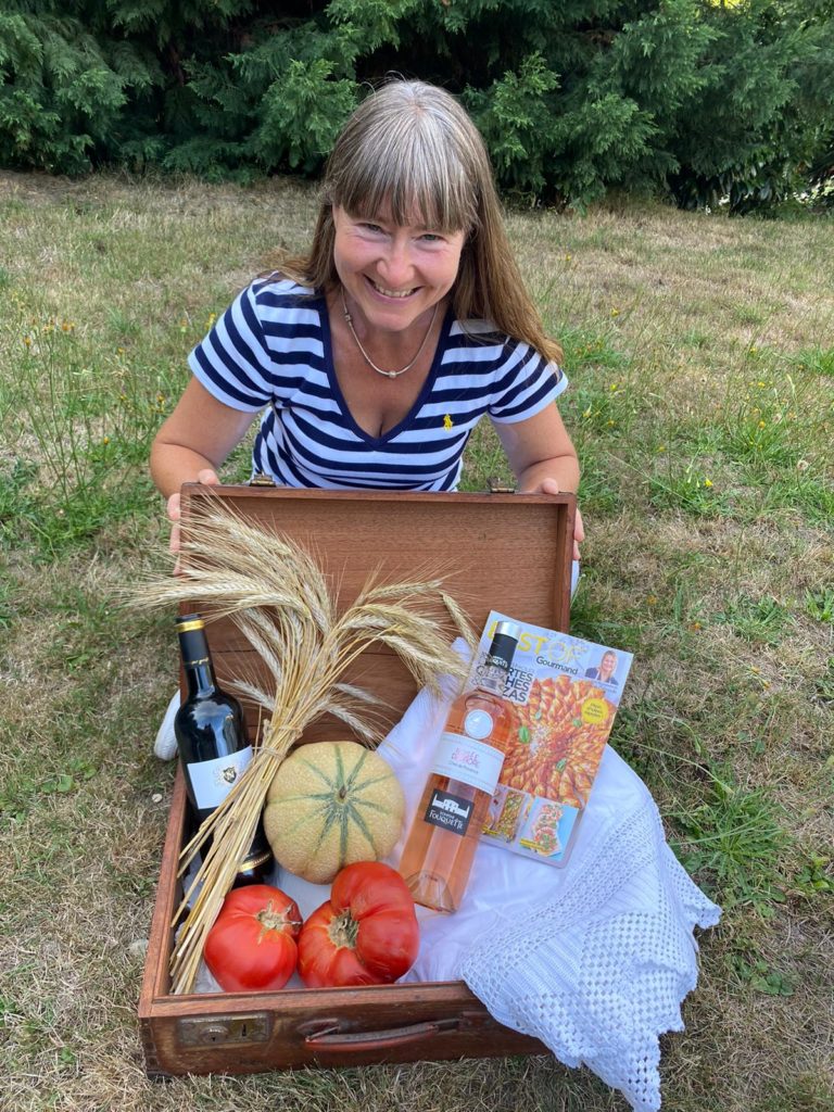 Französischer Wein, Obst , Tomaten, ein Koffer voll Köstlichkeiten
