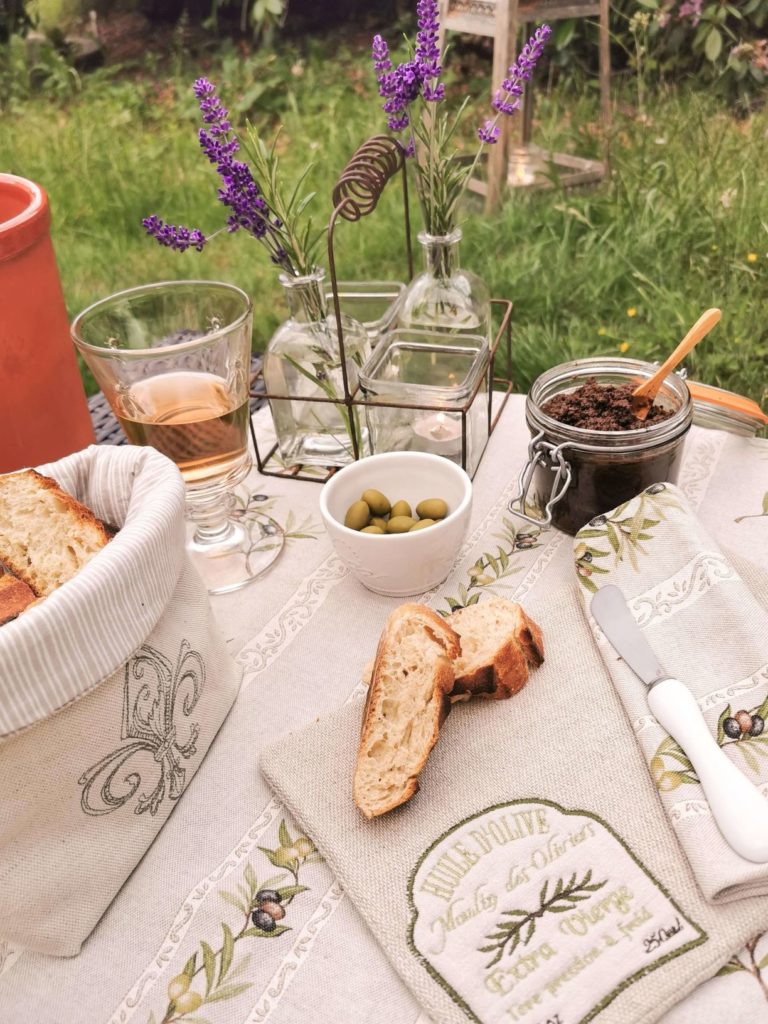 Apero gemütlicher Abend mit Oliven