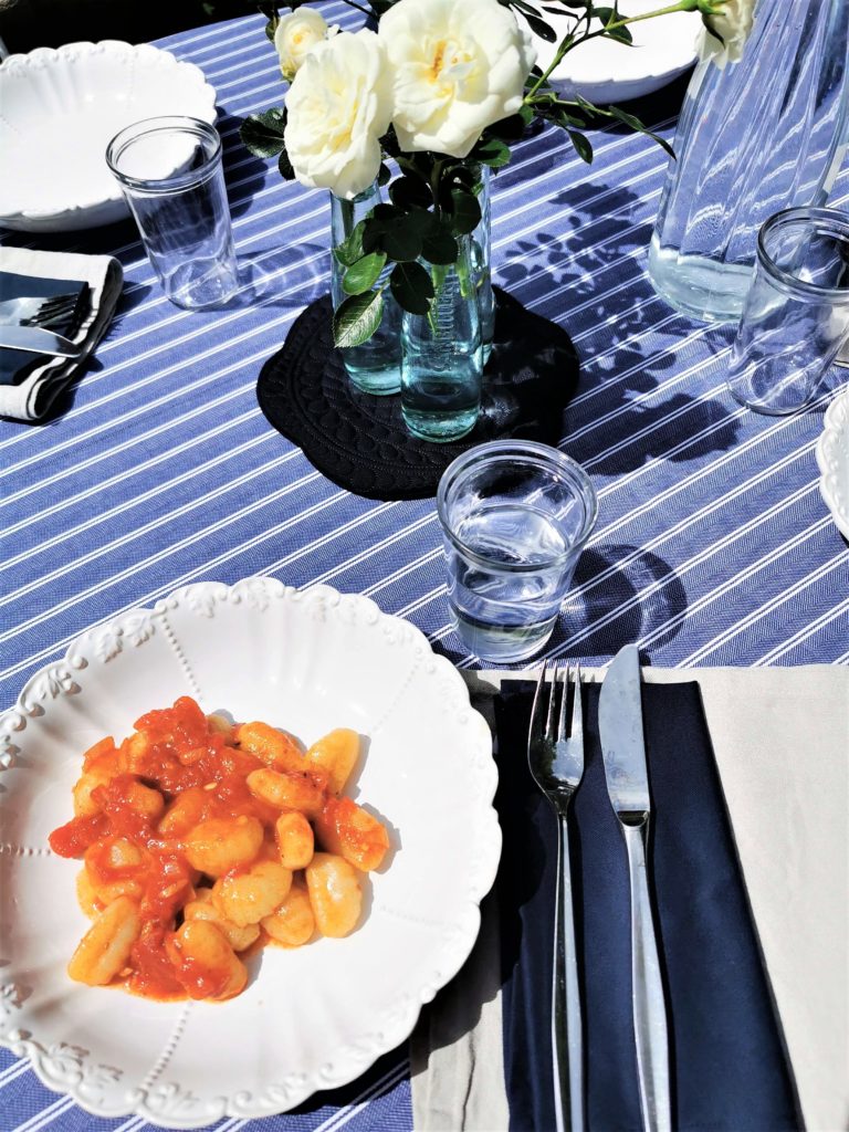 gedeckter Tisch mit Tischdecke
Tischdecke blau gestreift
blaue Leinenservietten
maritime Tischdeko