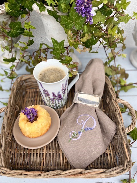 Serviette aus Leinen Farbe taupe mit Monogramm Lavendel