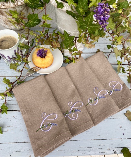 Serviette Leinen taupe mit Monogramm Lavendel