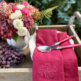 Handgefertigte Serviette Bon Appétit aus bordeauxrotem Leinen von Atelier Luhabru, ton in ton bestickt, mit Blumen und Trauben