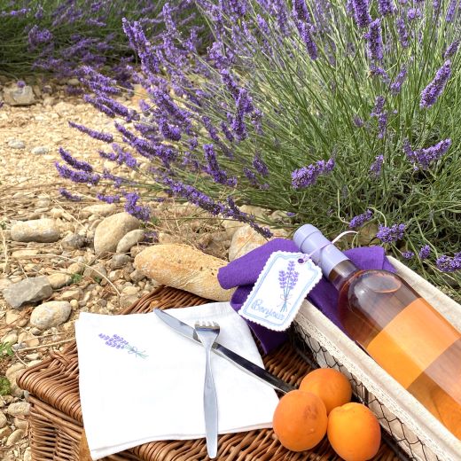 geschenkideen leinenserviette stickerei lavendel franzoesischer landhausstil