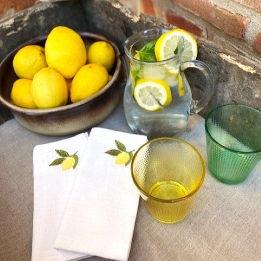 serviette aus Leinen mit Zitronenstickerei