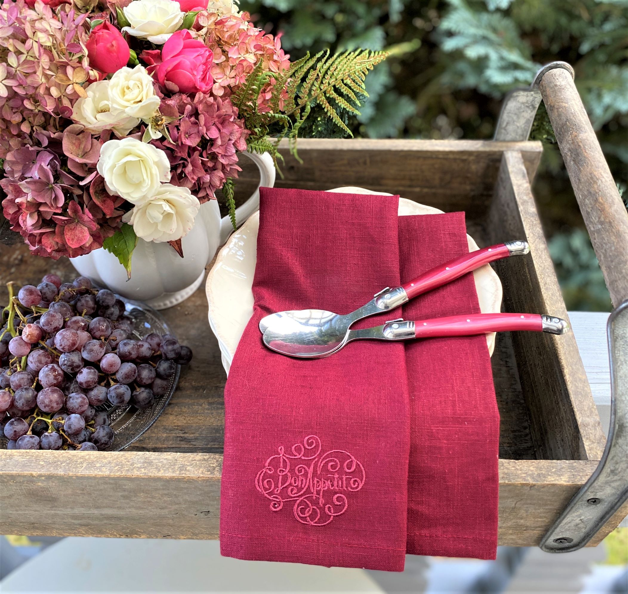 Serviette aus Leinen mit französischer Stickerei Bon appetit