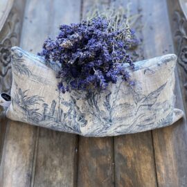 Großes Lavendelkissen im blauen Toile de Jouy Motiv mit einem Bund getrocknetem Lavendel auf Holz