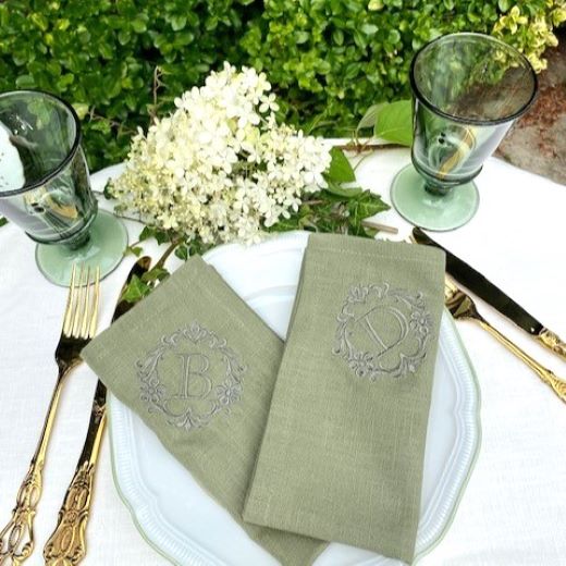 Serviette aus Leinen mit gesticktem Monogramm