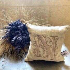 Duftkissen Lavendel mit Vidauban-Monogramm Ton in Ton auf Naturleinen. Handgefertigt im Atelier Luhabru