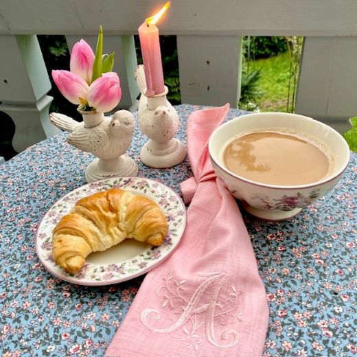 Serviette Leinen Rosa mit Monogramm Stickerei Handgefertigt im Atelier Luhabru