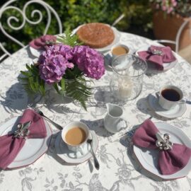 Tischdecke Leinen mit floralem Muster im Landhausstil