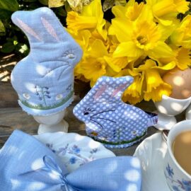 Eierwärmer Hasen und Leinenservietten Ostertischdeko hellblau