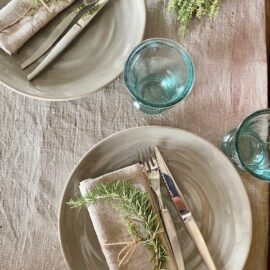 Edel und natürlich: Tischdecke aus grobem Leinen