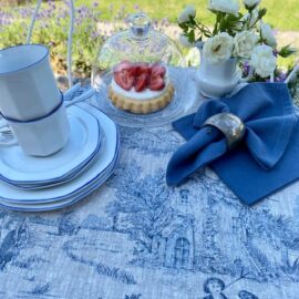 Tischläufer Leinen natur mit blauem Toile-de-Jouy-Motiv – handgefertigt Luhabru