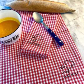 Französischer Bistro Flair : Rot karierte Stoffservietten mit Stickerei