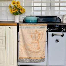 Französisches Geschirrtuch: Croissants und Kaffee zum Frühstück