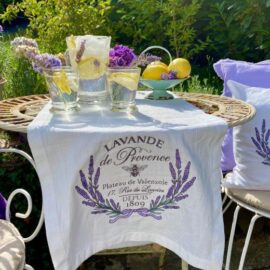 Tischläufer aus Leinen mit Lavendelstickerei – handgefertigt im französischen Landhausstil von Luhabru