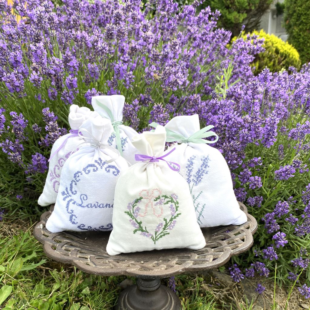 lavendelsäckchen mit stickerei und lavendelblüten