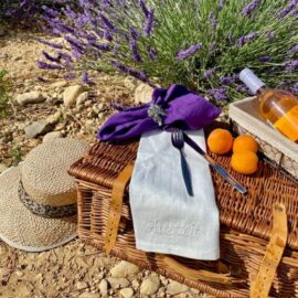 Zeitlose Entspannung: Gestickte Leinenserviette mit dem Wort "Auszeit"