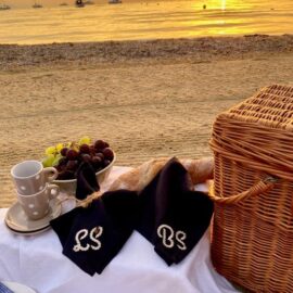 Serviette maritim mit  persönlichem Monogramm: Sportliche Eleganz für Segler und Meerliebhaber