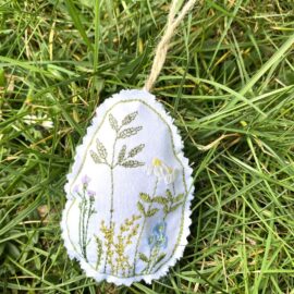 Osteranhänger Wildblumen im Osterei: Osterdeko und Geschenkanhänger