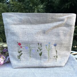 „Brotkorb aus Leinen mit bunter Wildblumenstickerei, Mohn, Glockenblume und Kornblume, von Atelier Luhabru