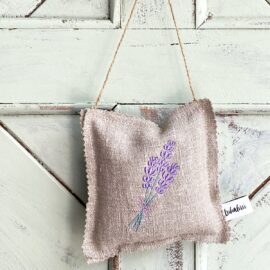 lavendelhänger rohleinen bestickt mit lavendelblüten handgefertigt im Atelier Luhabru