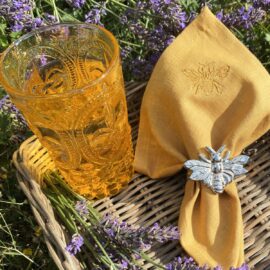 Handgefertigte Serviette Biene aus currygelbem Leinen von Atelier Luhabru, ton in ton bestickt, mit silbernem Bienen-Serviettenring