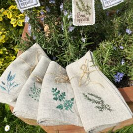 Handgefertigte Kräuter Servietten aus grobem Naturleinen von Atelier Luhabru, grün bestickt mit Rosmarin, Thymian, Salbei und Petersilie